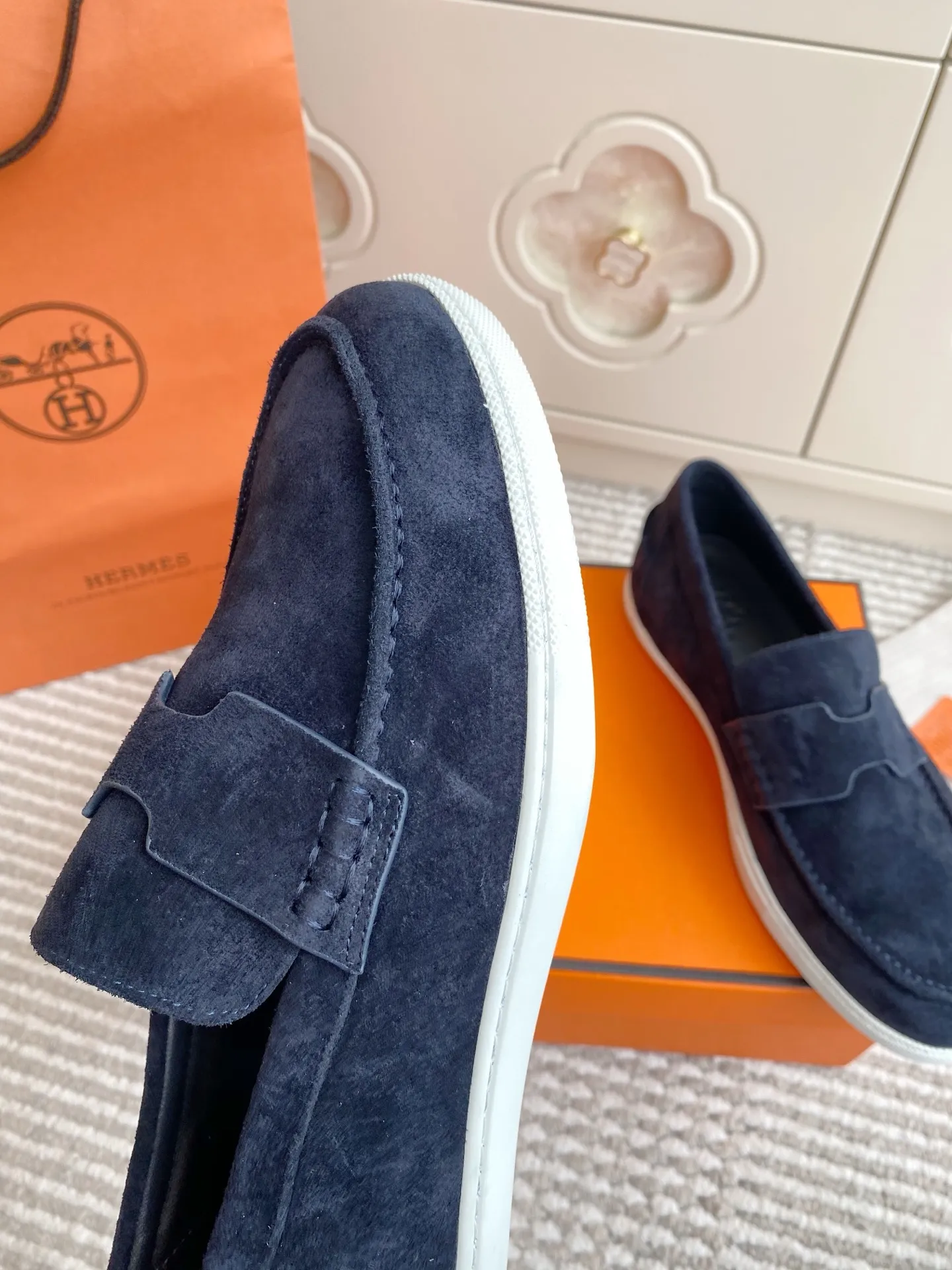 p560✨Hermes Couple Loafers｜Walking in the urban high-end, easily wearing Hermès temperament✨Who says luxury and comfort can’t have both?  This pair of H’s classic loafers really does it!  ▪️"Customized imported Yangjing fabric" is soft and delicate ▪️"Full sheepskin lining" + "soft-soled shoes" design. Your feet will be healed the moment you put them on~ It's like stepping on clouds☁️You won't feel tired after walking all day!  The iconic "H" buckle is low-key and luxurious. It is matched with a rubber outsole. It is lightweight and stylish. Whether you are commuting or shopping, you can easily achieve casual urban style🏙 Can be worn by couples. Full range of sizes, girls 35-41 | boys 39-45. Wear them together when going out. Sweet and high-end💑 Original mold opening. Details are in place. Those who understand will be attracted at a glance ️❤️ #Hermès loafers #coupleshoes #lightweight and versatile shoes